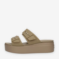 Crocs Brooklyn Buckle Low Wedge W Sandali scalzati taupe