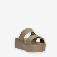 Crocs Brooklyn Buckle Low Wedge W Sandali scalzati taupe