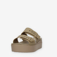Crocs Brooklyn Buckle Low Wedge W Sandali scalzati taupe