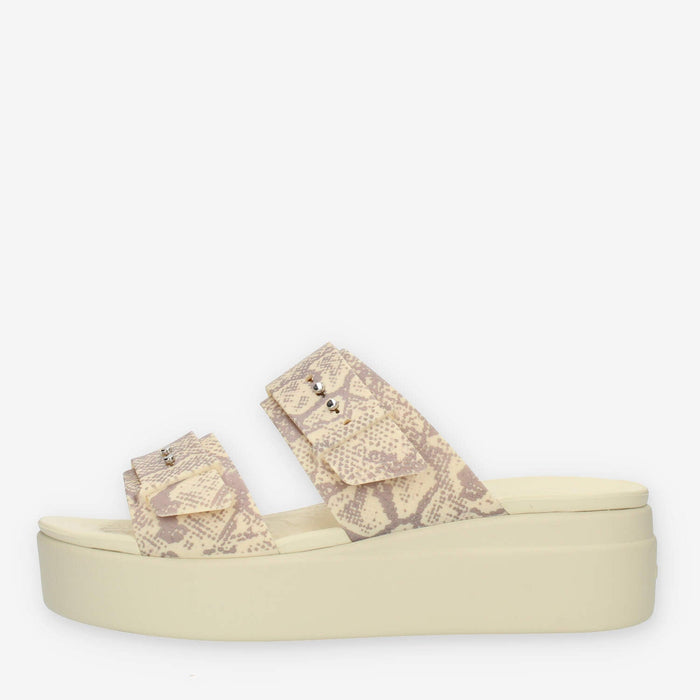Crocs Brooklyn Snake Buckle Low Wedge W Sandali scalzati beige pitonati