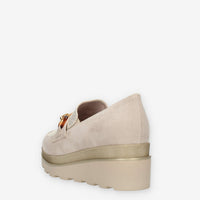 Comart Mocassini beige da donna con applicazioni e zeppa