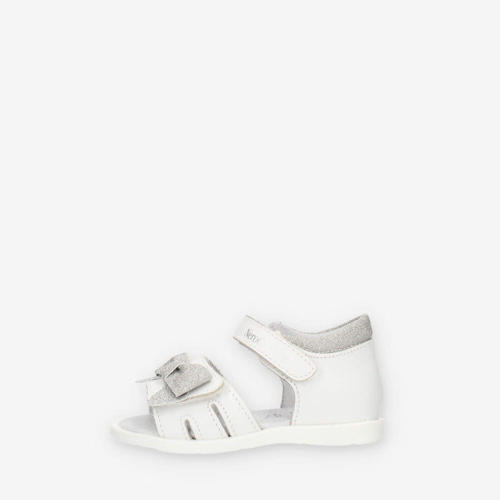 Nero Giardini Sandali bianchi da bimba con fiocco glitterato argento