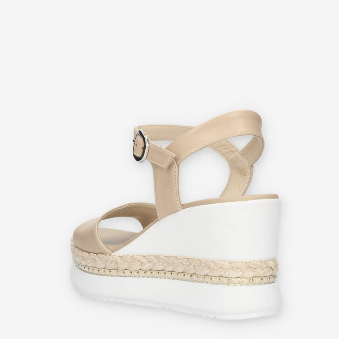 Nero Giardini Sandali beige da donna con zeppa con corda e borchie