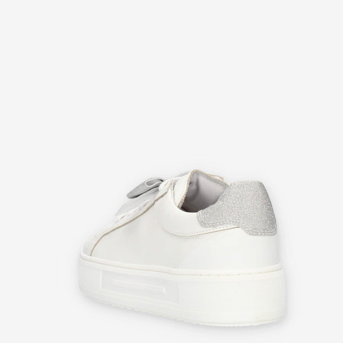 Nero giardini Sneakers basse bianche e argento con fiocco glitterato