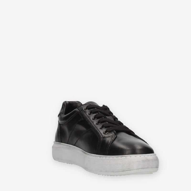 Nero Giardini Sneakers nere da uomo con fondo grigio
