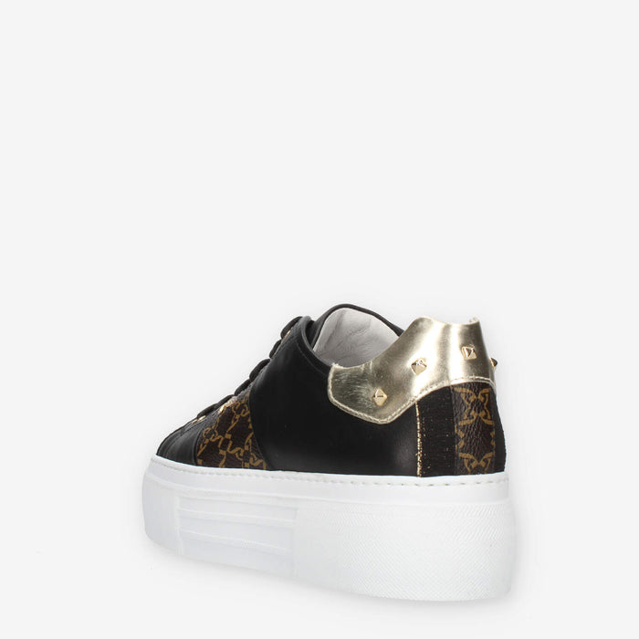 Nero Giardini Sneakers nere da donna con borchie