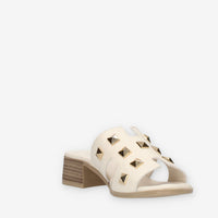 Melluso Sandali scalzati crema con borchie